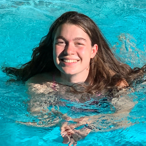 Profilbild Hanna Haberhauer schwimmt und strahlt in die Kamera